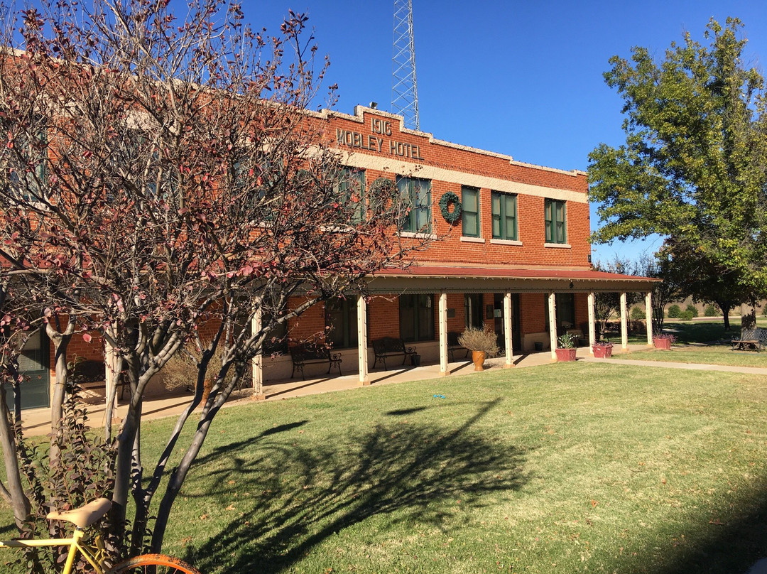 Conrad N. Hilton Memorial Park and Community Center景点图片