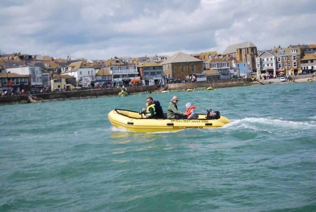 St Ives Self Drive Motor Boats-圣艾维斯必去景点