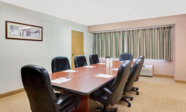 威尔斯维尔麦客达套房酒店主图