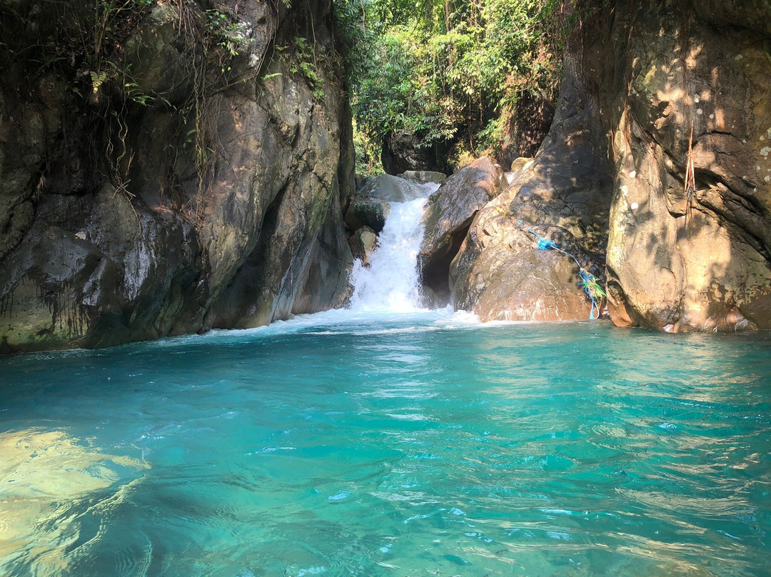 Leuwi Hejo Waterfalls景点图片