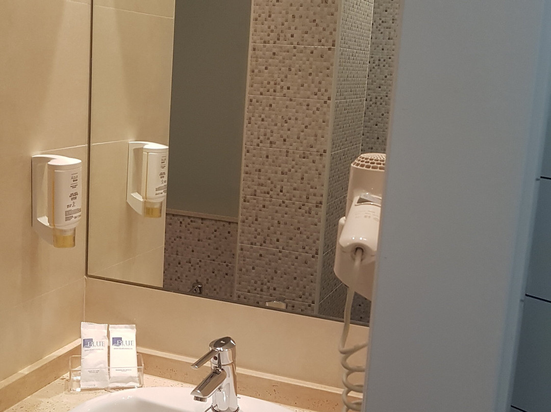 圣洛萨蓝色酒店主图