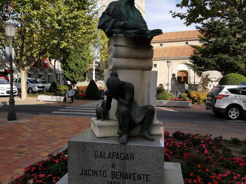 Estatua Jacinto Benavente-Galapagar必去景点