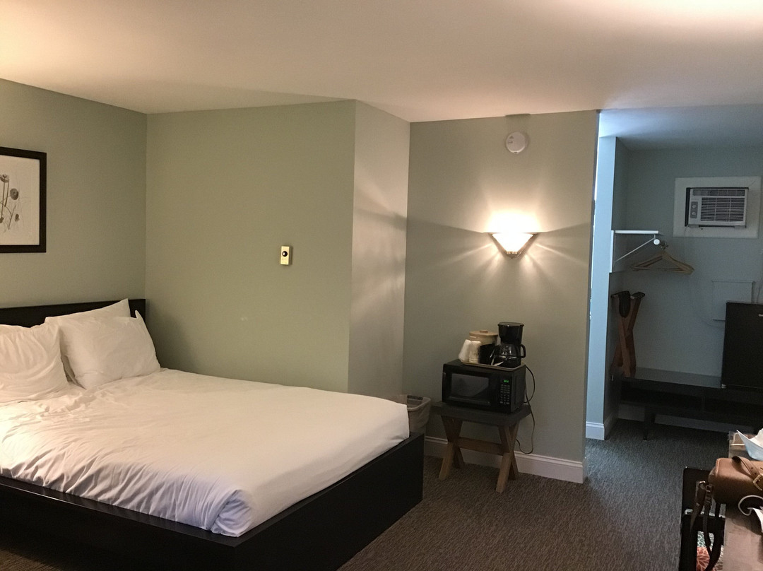 Lighthouse Inn & Suites主图