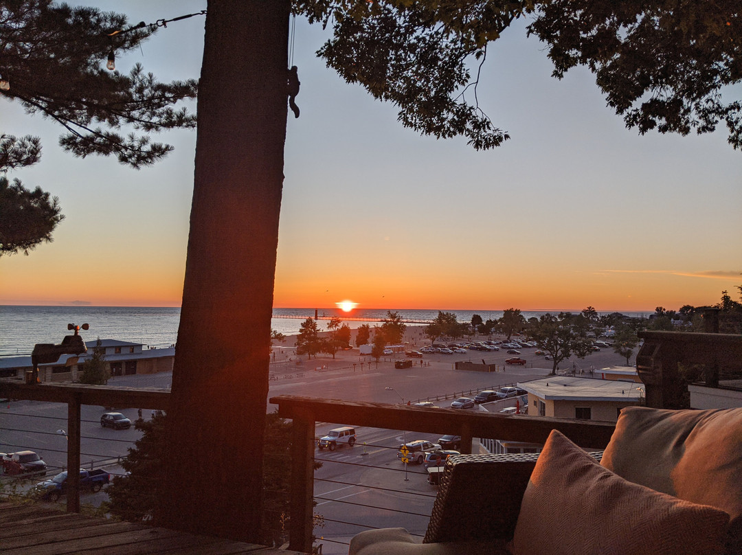 Looking Glass Beachfront Inn主图