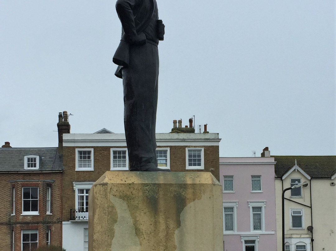 Barnes Wallis Statue景点图片