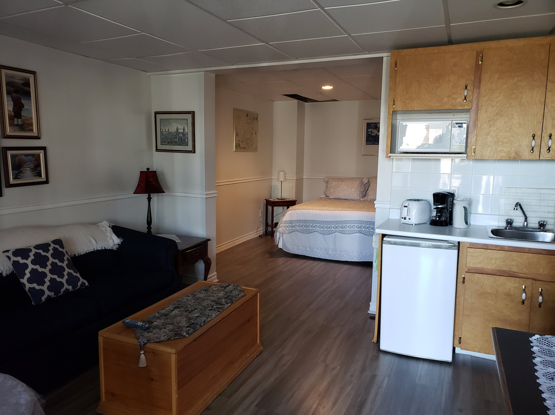 The Worn Doorstep主图