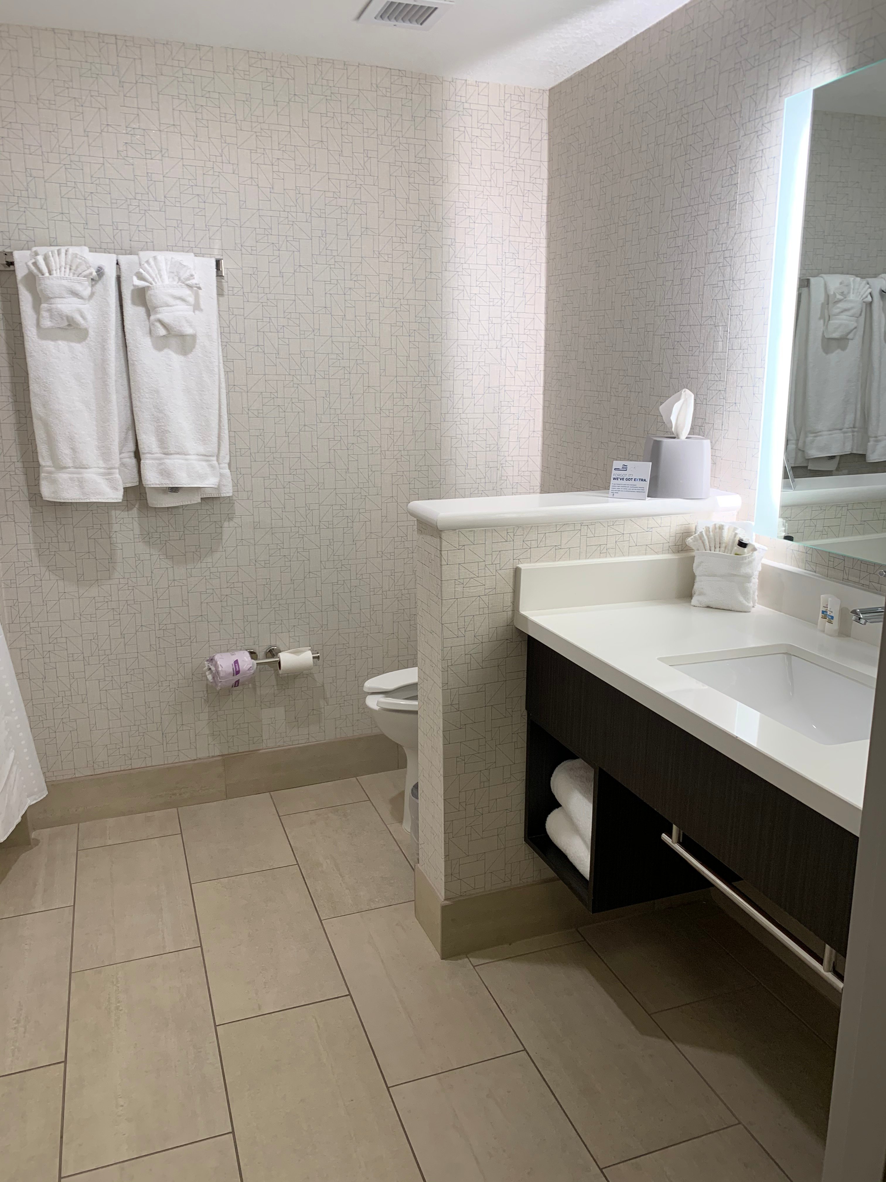 Holiday Inn Express & Suites Redding By IHG-浴室