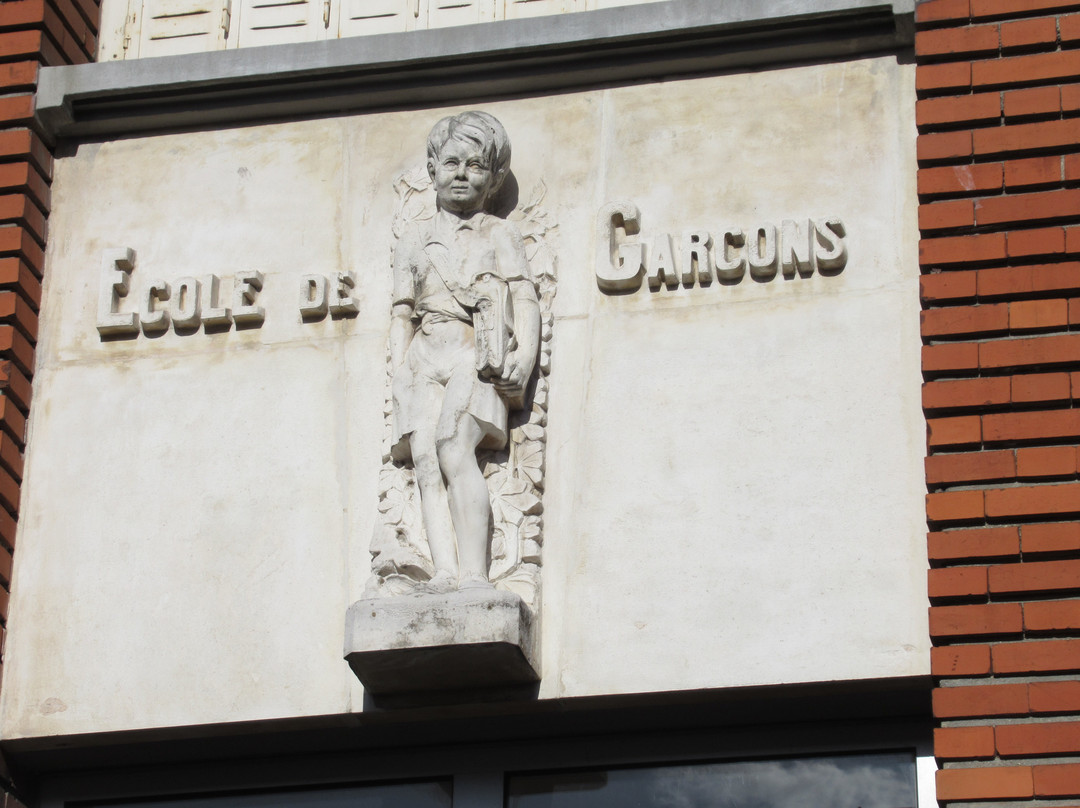 Haut-relief signalant l'entree de l'ecole de garcons