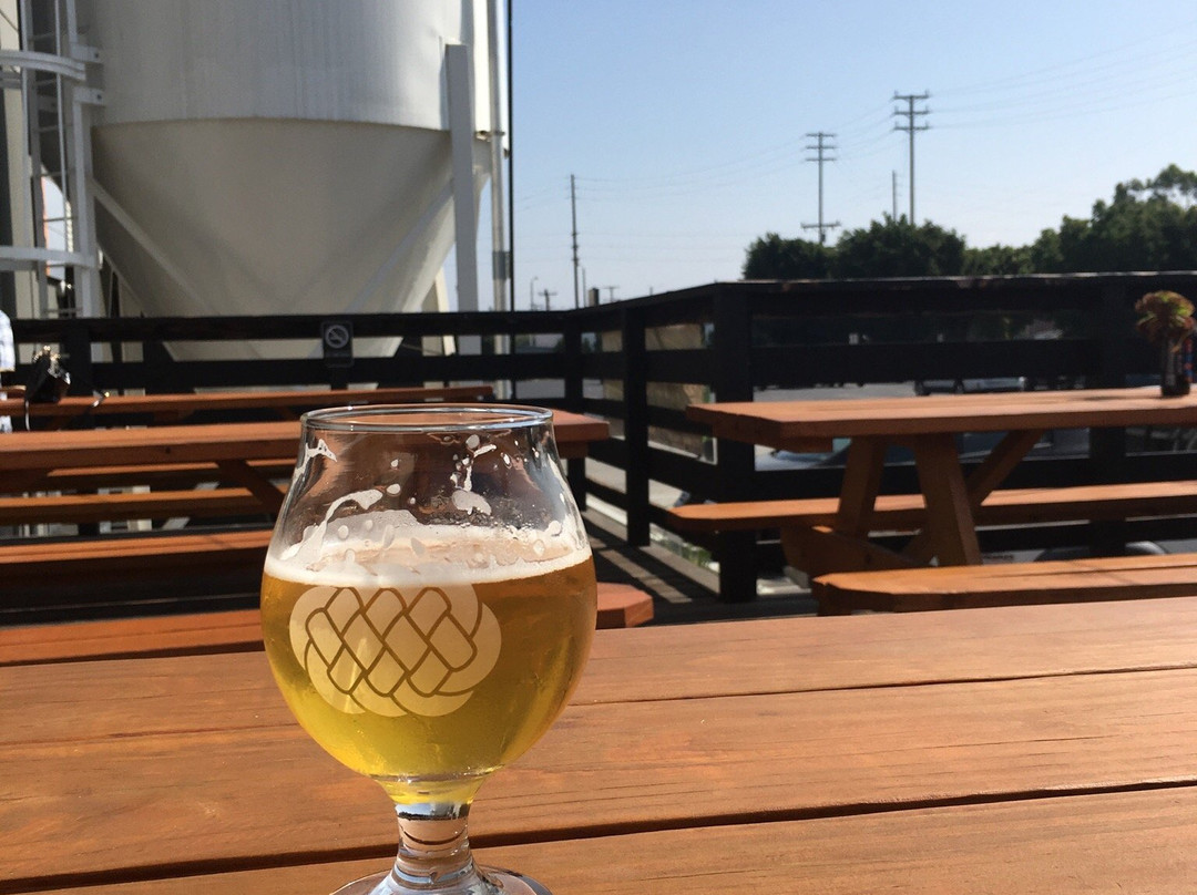 英格尔伍德旅游景点-Three Weavers Brewing Company