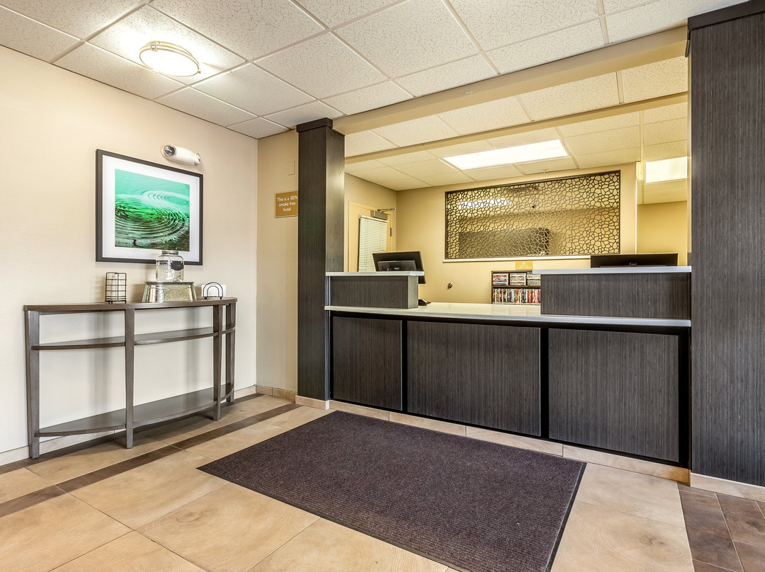 林肯烛木套房酒店主图