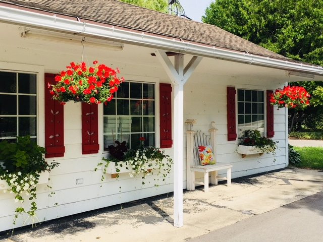 White Cottage Red Door-Fish Creek必去景点