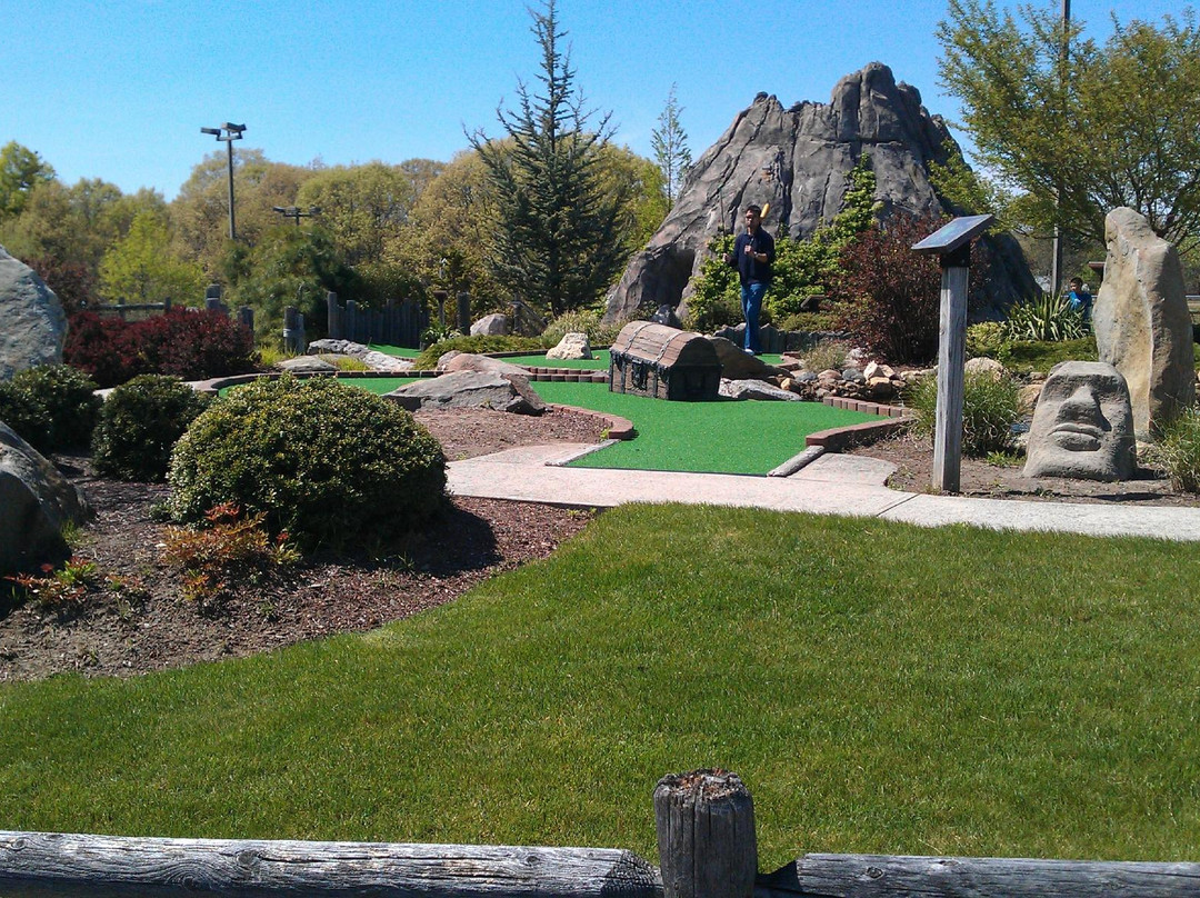 克兰斯顿旅游景点-Mulligan's Island Golf & Entertainment