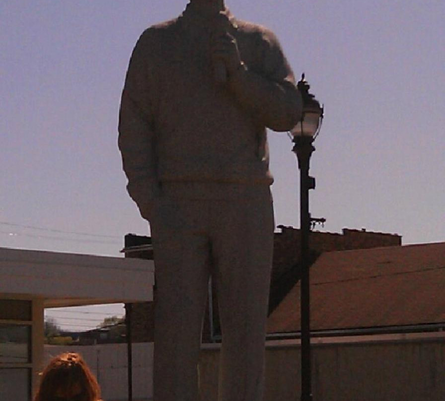 Hickory旅游景点-Perry Como Statue