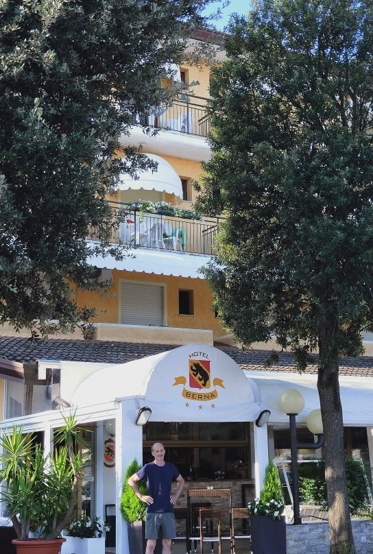 伯纳酒店主图
