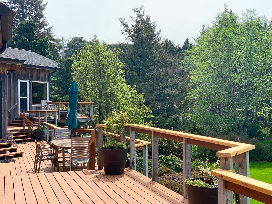 Floras Lake House Bed & Breakfast主图