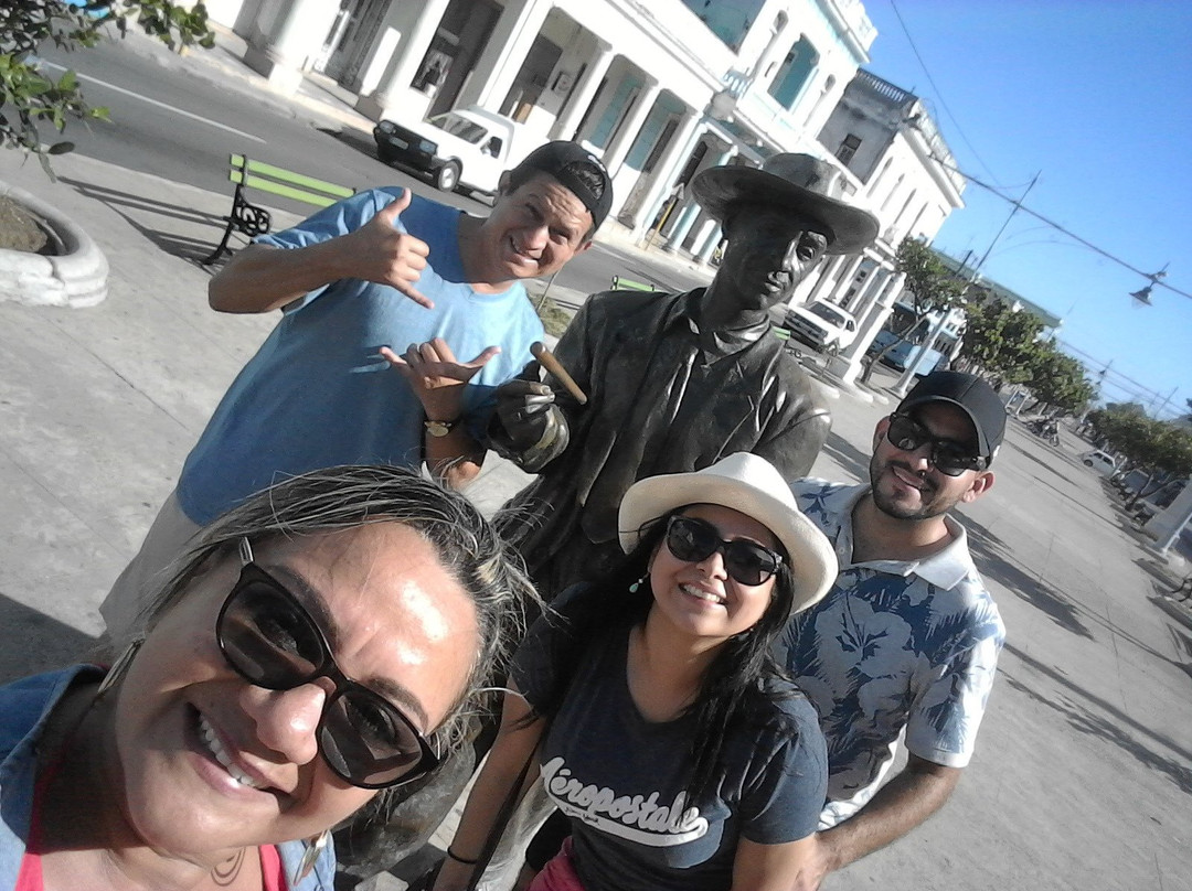 Estatua de Benny More景点图片