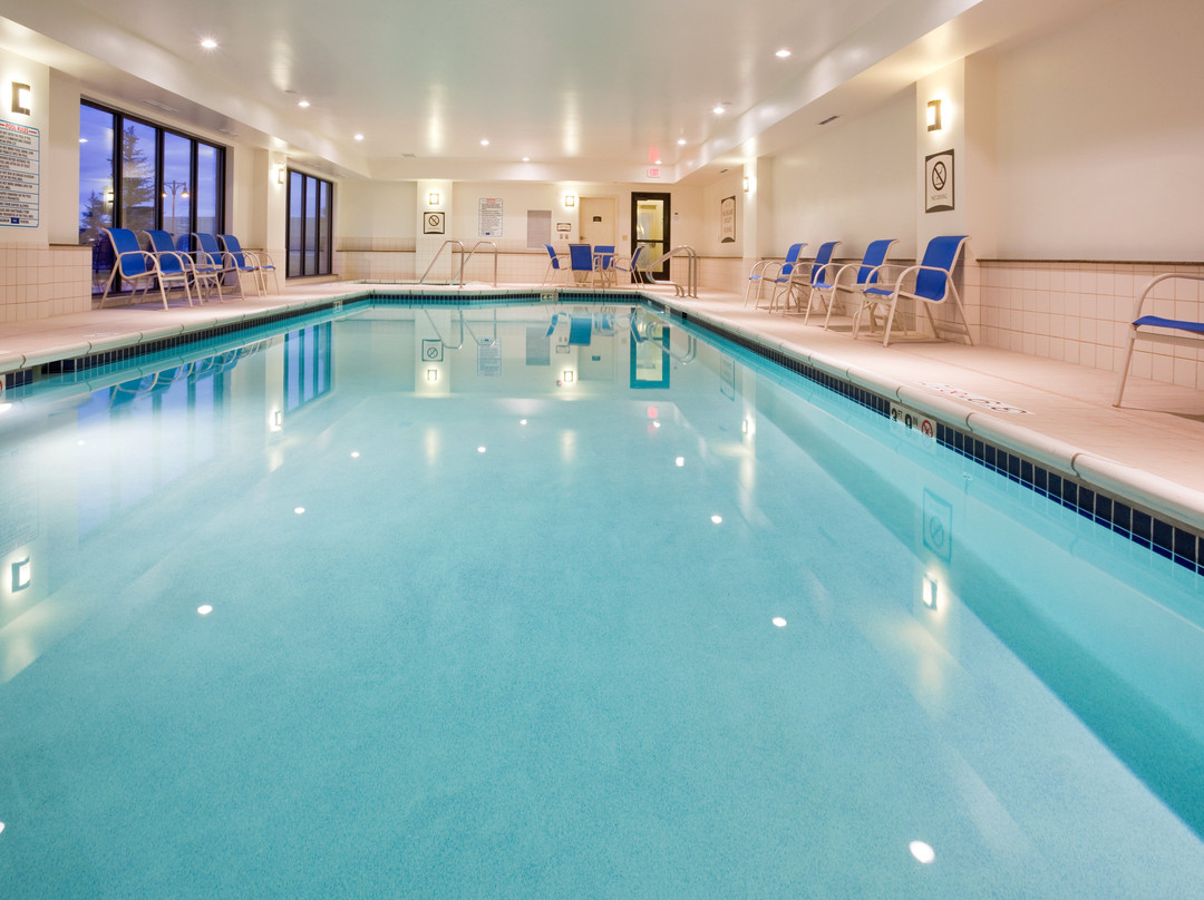 西密尔沃基奥科诺莫沃克驻桥套房酒店主图