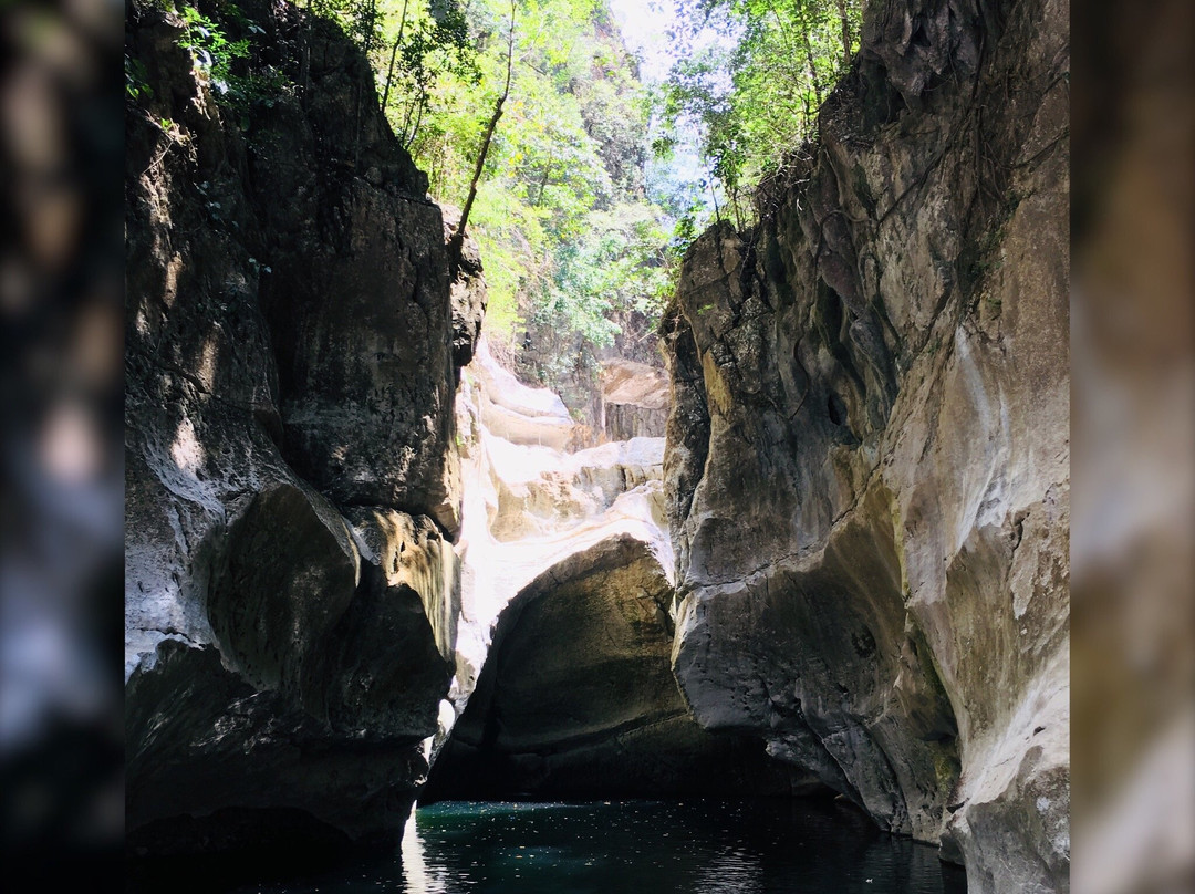 Ambongdolan Caves景点图片