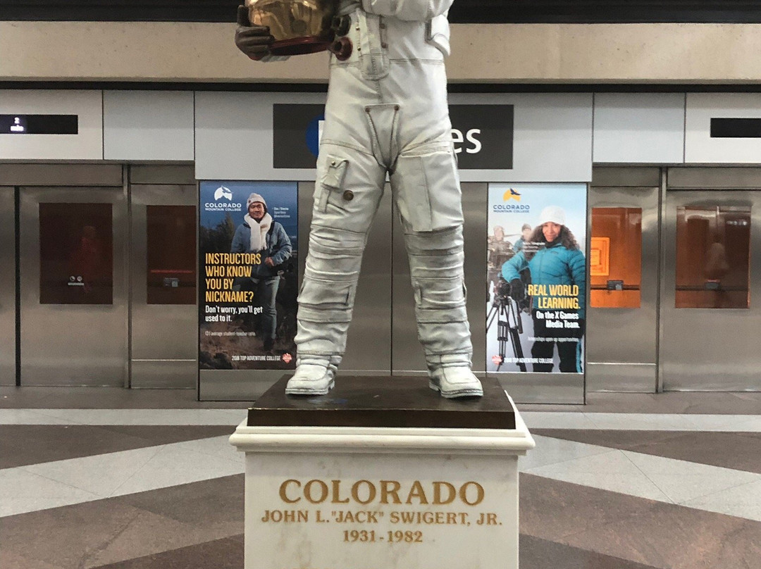John Swigert memorial statue-丹佛必去景点