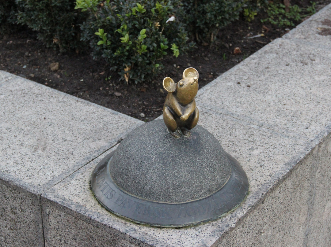 Sculpture Golden Mouse景点图片
