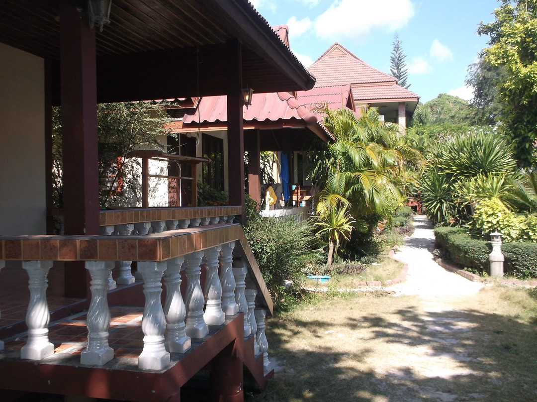 Jungle Hut Bungalow and Hotel主图