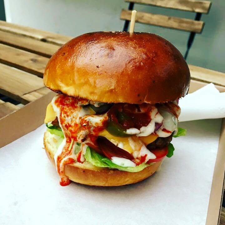 Csomor餐馆和美食-Kalóz Burger