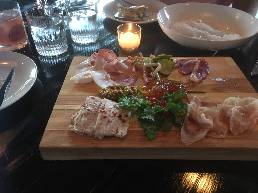 底特律餐馆和美食-Grey Ghost Detroit