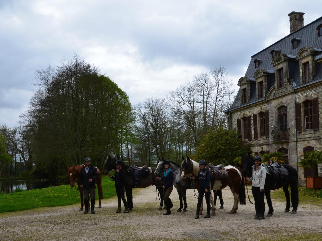 Ferme Equestre La Haie Du-Saint-Hernin必去景点