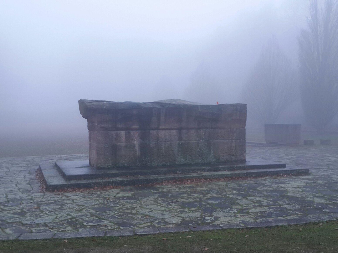 German War Cemetery景点图片