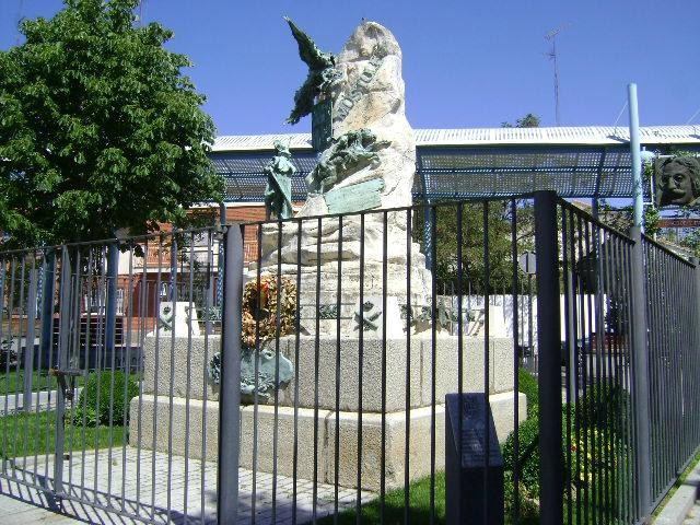 Monumento a Andrés Torrejón景点图片