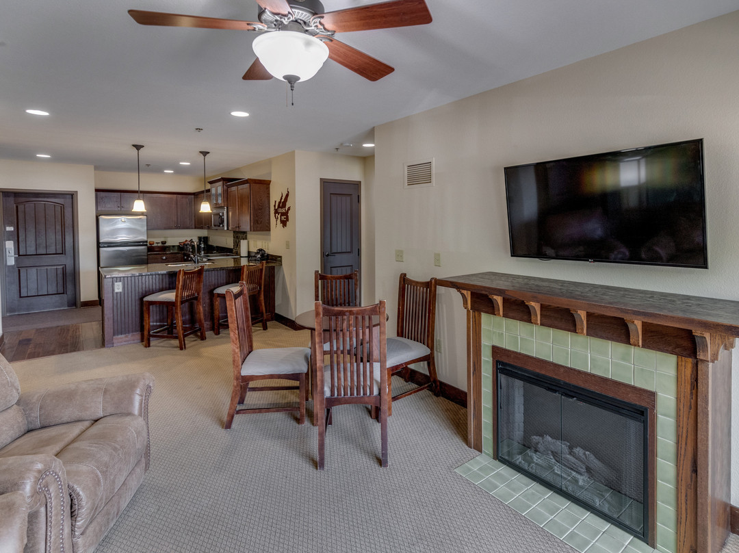 湖畔追逐渡假酒店主图