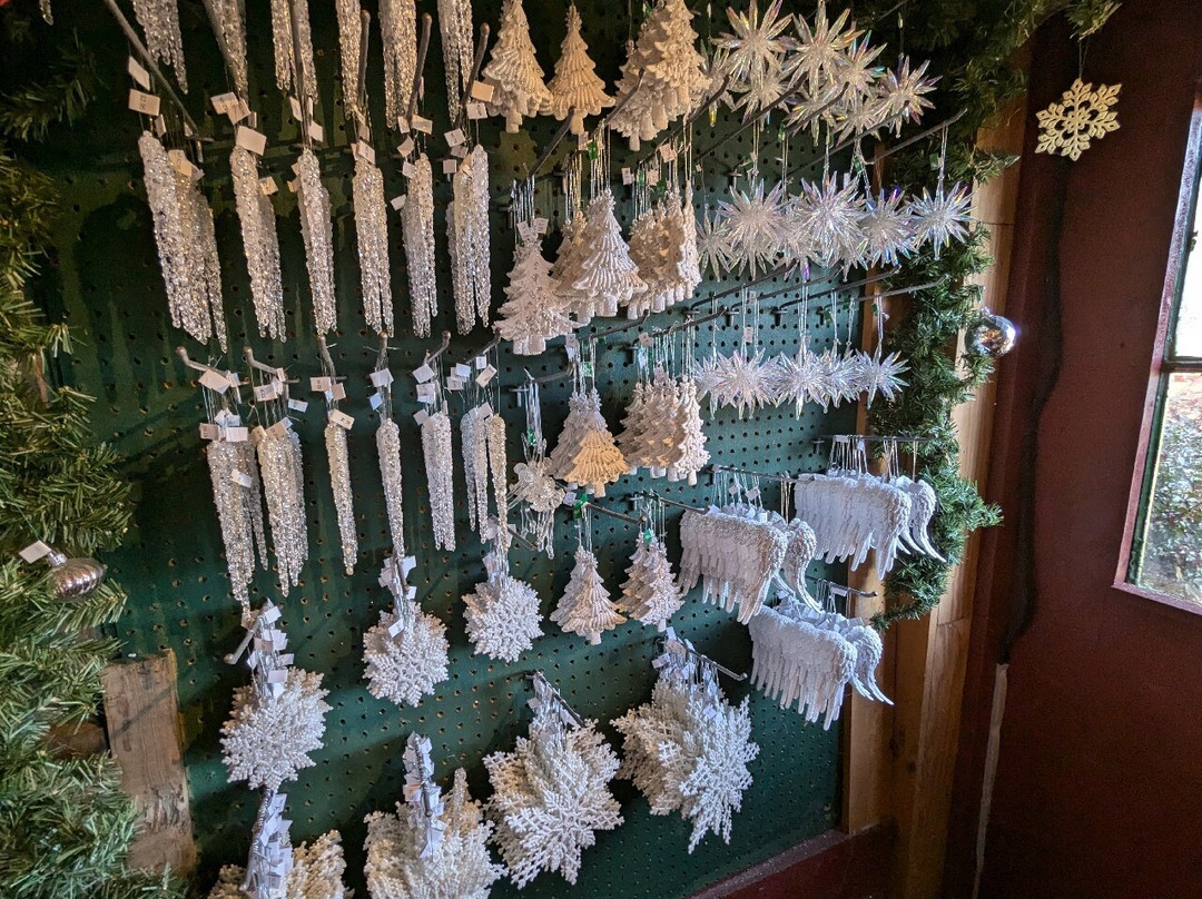 Oakwood Farm Christmas Barn景点图片