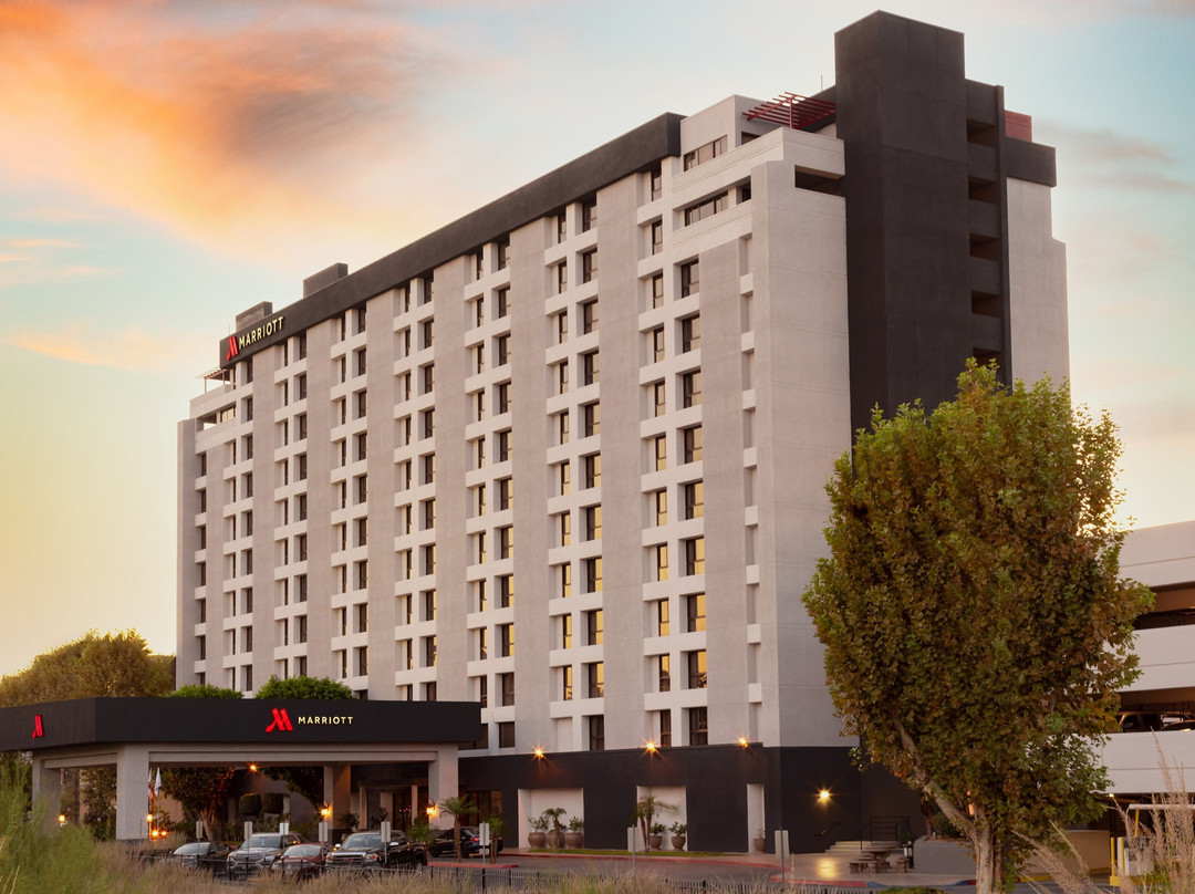 河畔万豪酒店主图