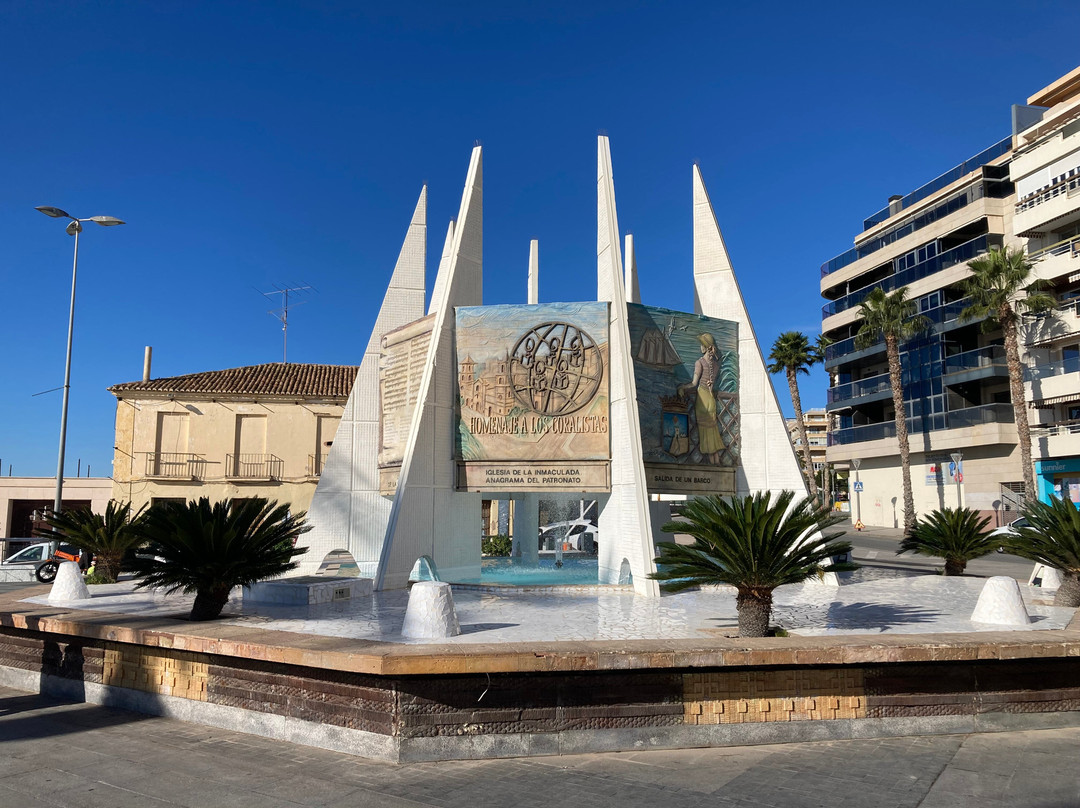 Monumento de Las Coralistas-托雷维耶哈必去景点