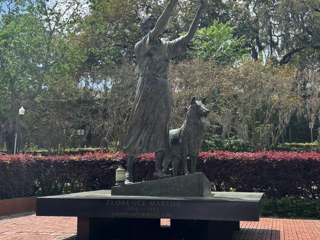 The Waving Girl Statue景点图片