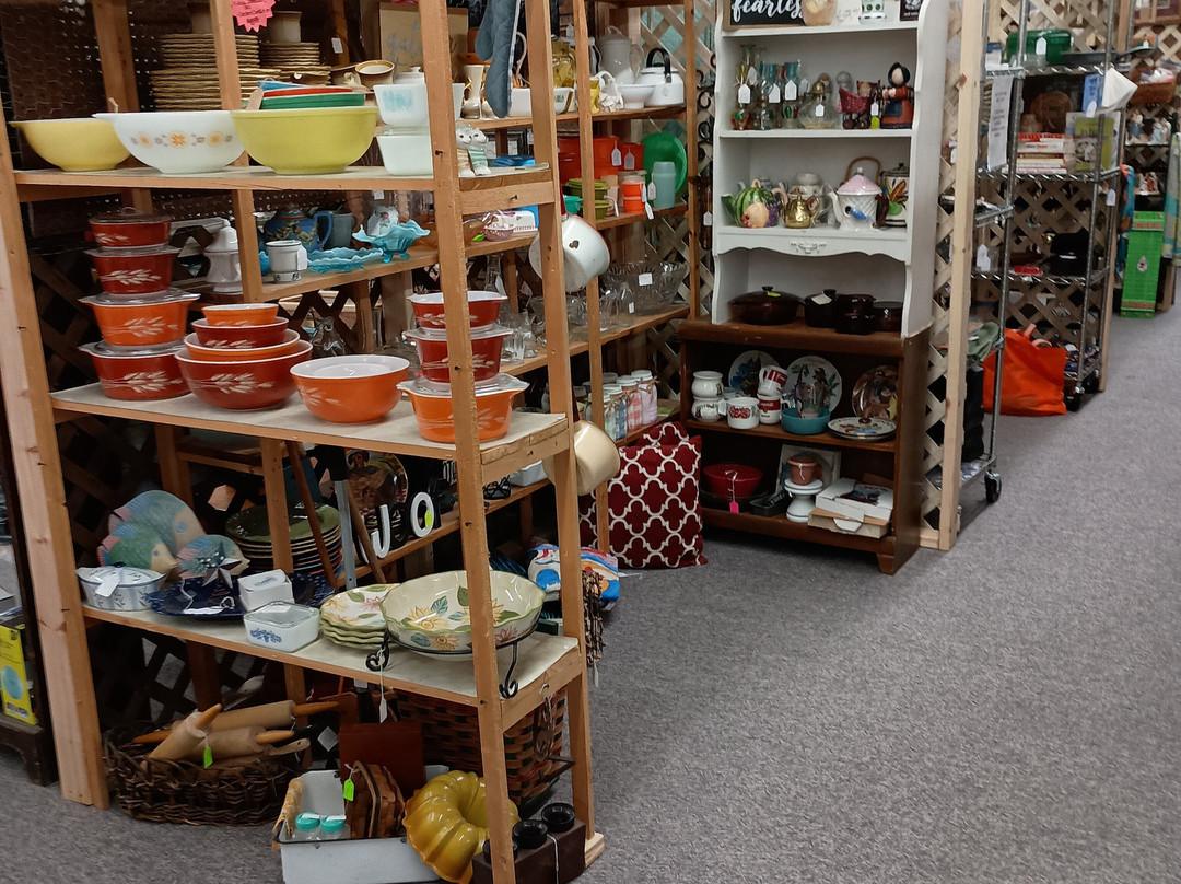 Two Sisters Dusty Attic Flea Market-Cassville必去景点