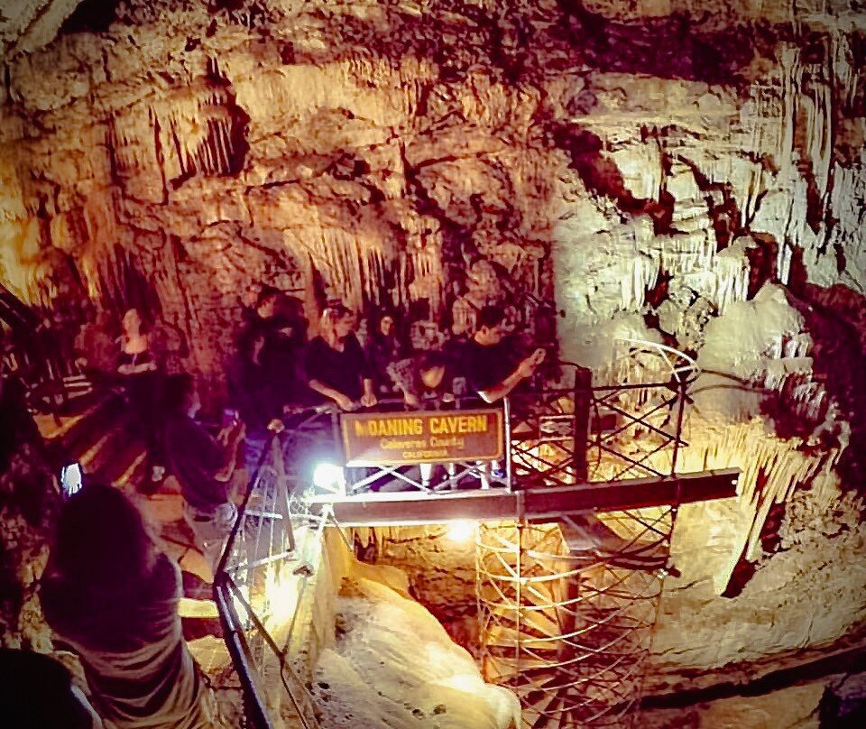 Moaning Caverns景点图片