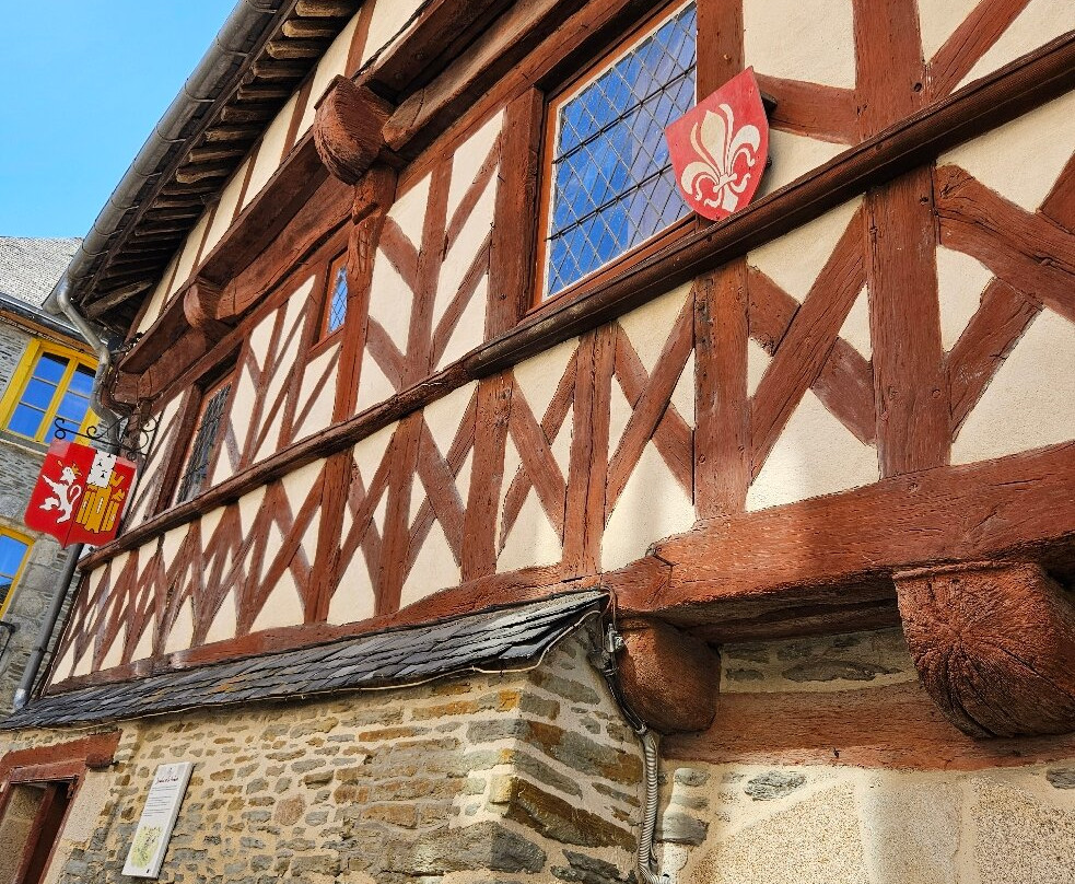 Place Saint-Pierre-瓦讷必去景点