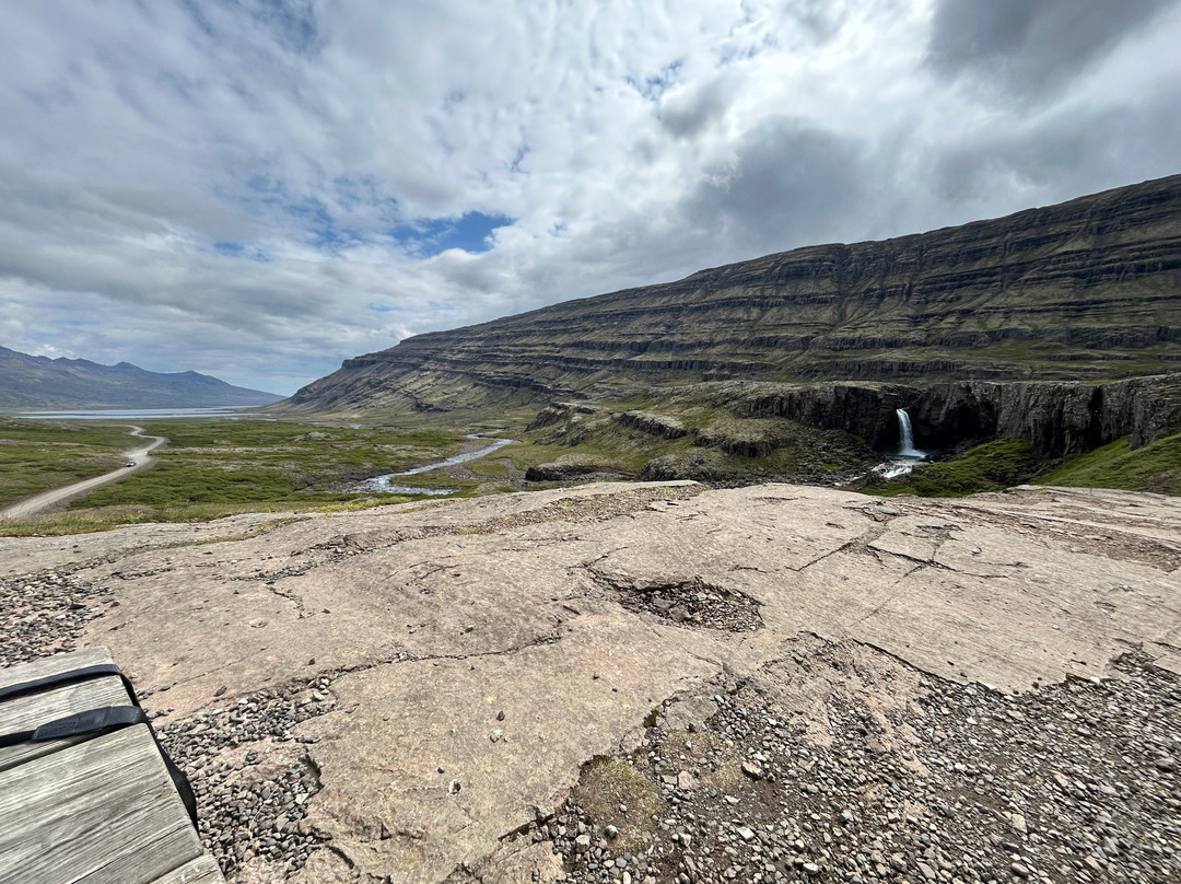 Folaldafoss Waterfall-Sledbrjotur必去景点