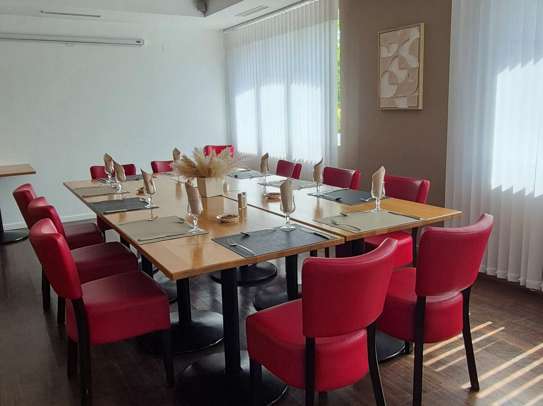 Notre Dame Hotel Restaurant主图