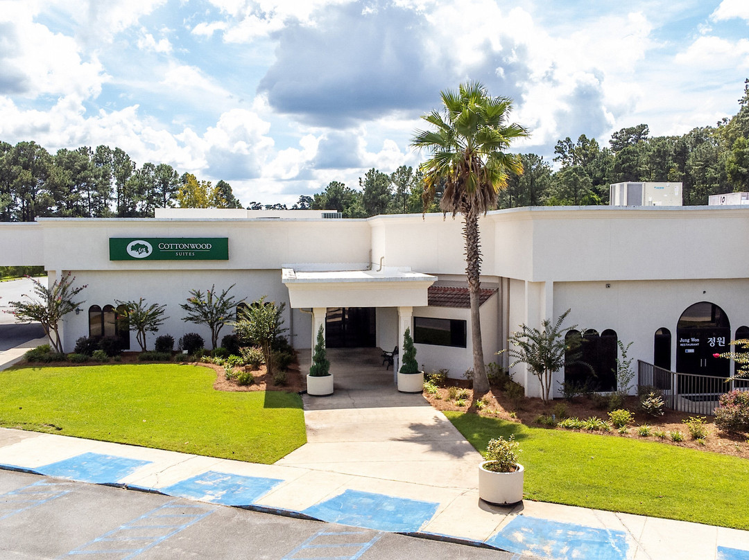 Cottonwood Suites Savannah Hotel & Conference Center