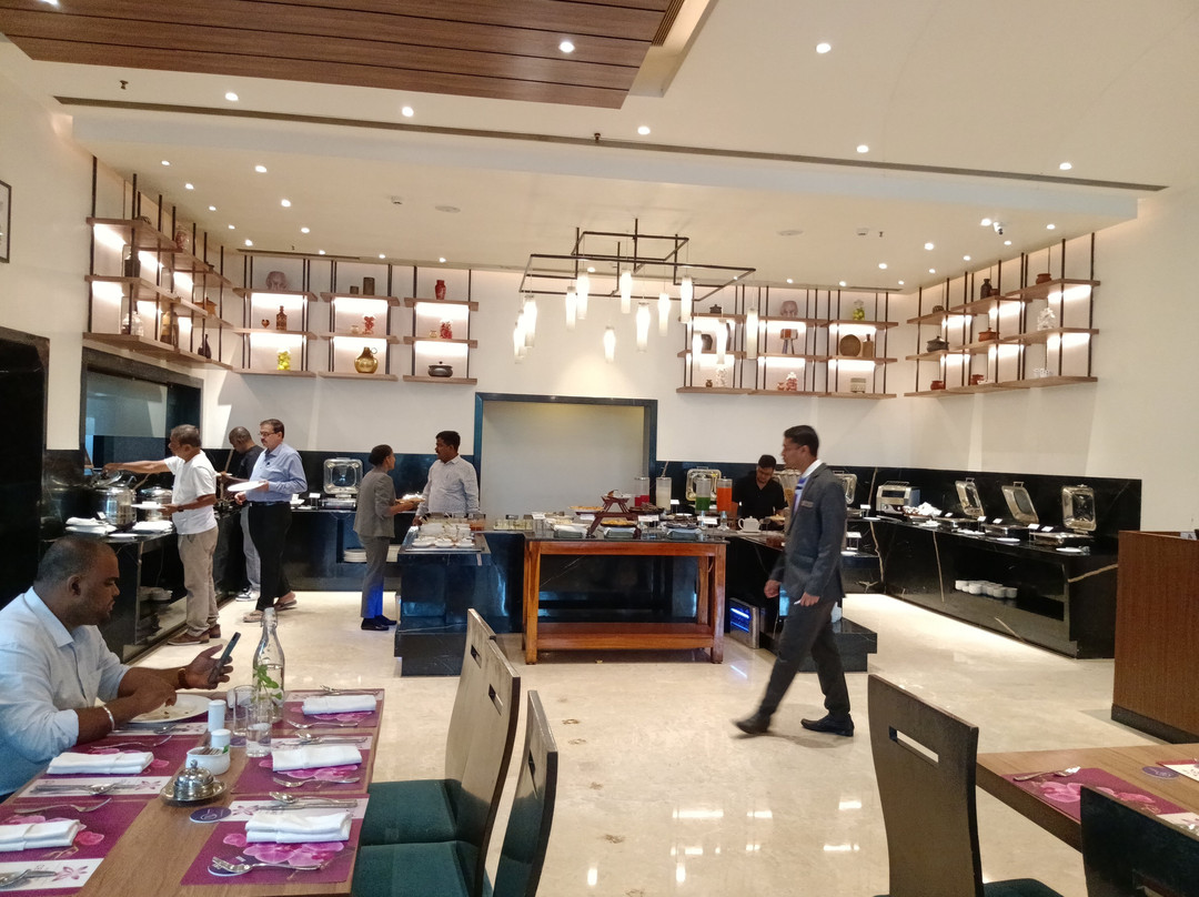 皇家兰花中央施莫加酒店主图