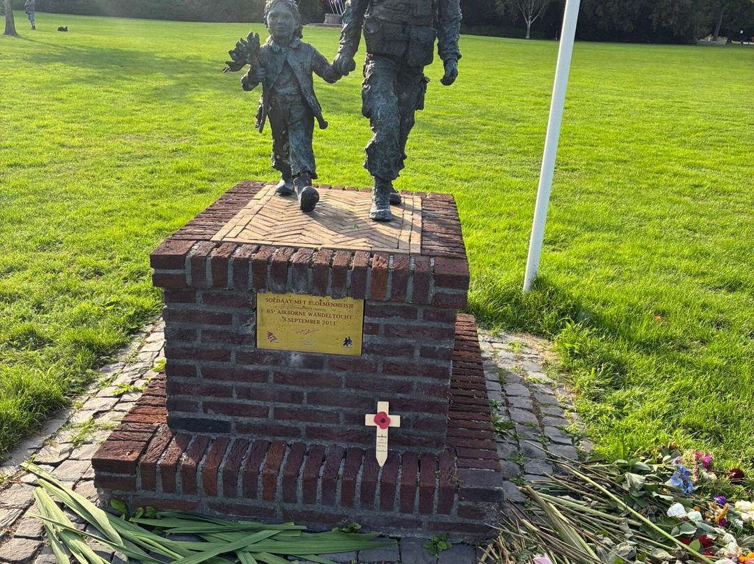 Soldaat met bloemenmeisje Monument-Oosterbeek必去景点