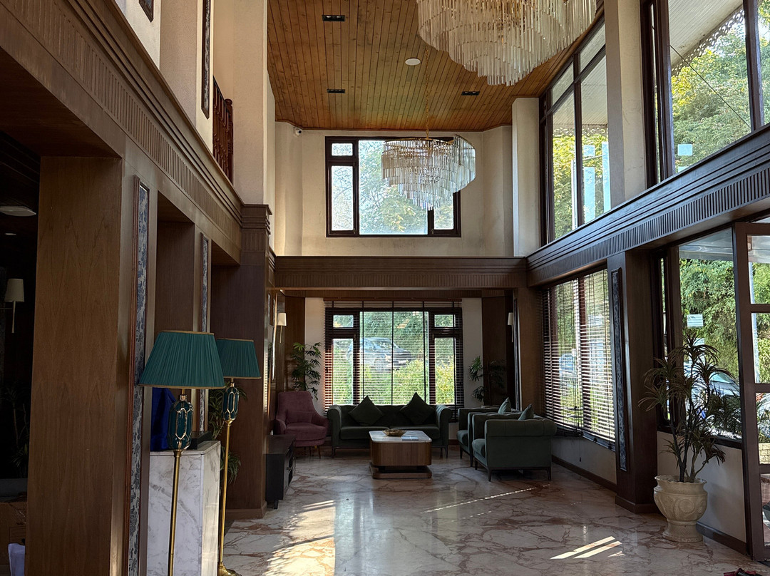 松冠酒店主图