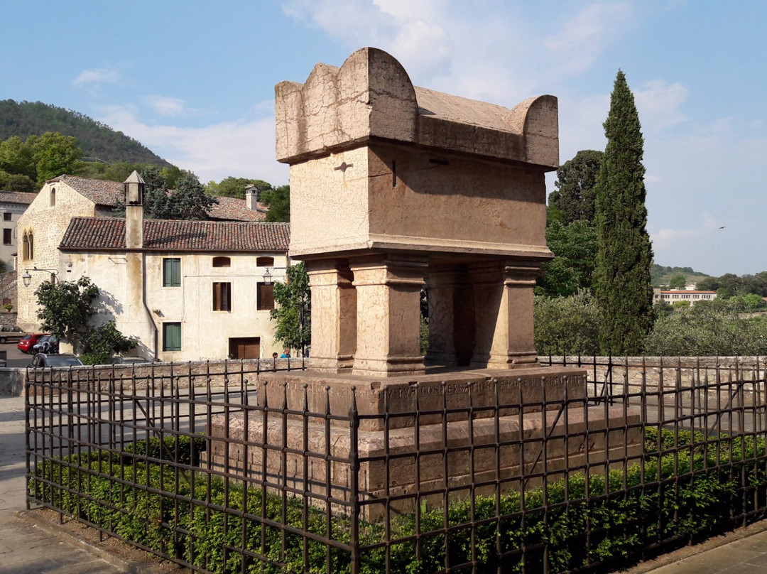 La tomba del Petrarca景点图片
