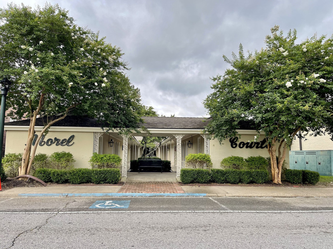 Morel's Courtyard Inn