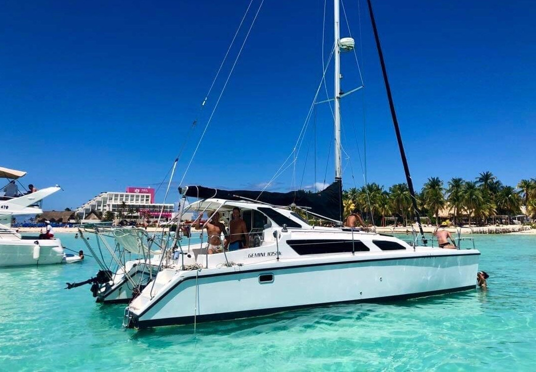 Catamaran Sailing Isla Mujeres景点图片