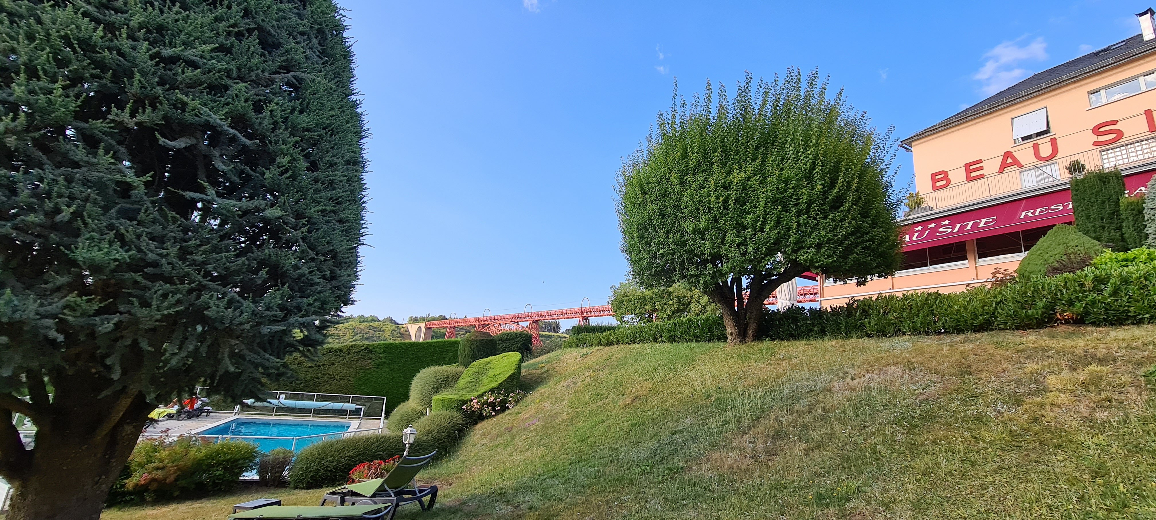 Logis Hôtel Beau-Site-泳池