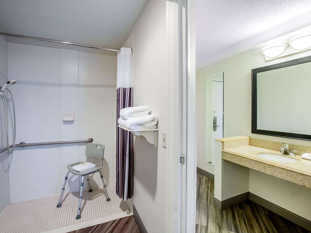 La Quinta Inn & Suites by Wyndham Houston Baytown East主图