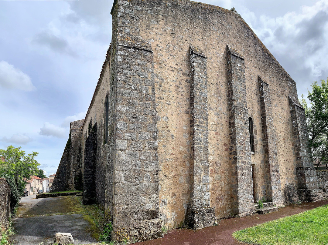Eglise Saint Sauveur de Givre en Mai景点图片